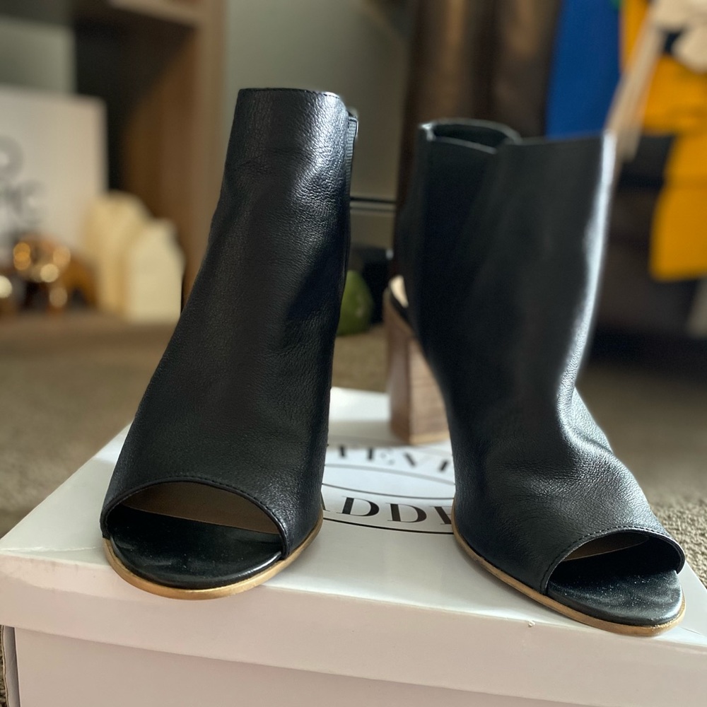 Steven Madden Black. Block heel